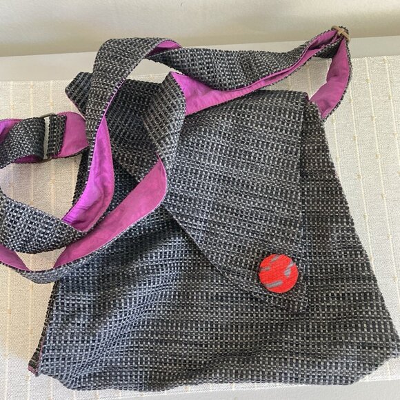Veo Veo Asymmetrical Shoulder Bag Adjustable Strap Purple Lining Artsy Button - Picture 1 of 13